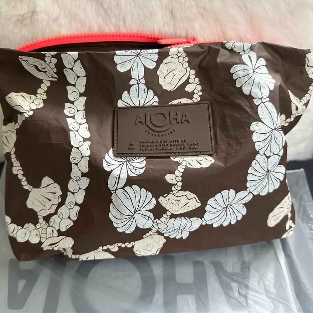 ALOHA Collection Mid Pouch Shell Lei Lucky 11